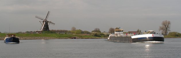 Ebenhaezer and a big tanker on the river Maas