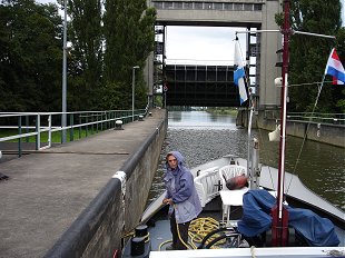 Guillotine lock