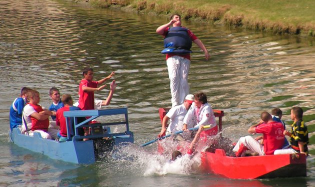 Water jousting at Melun Water jousting at Melun